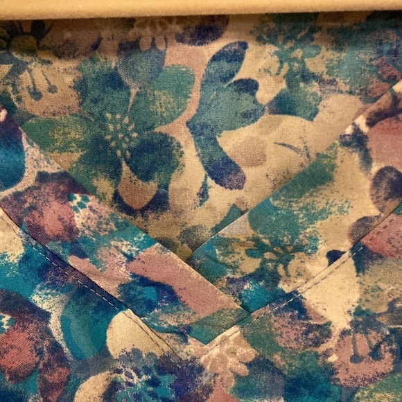 Advantage ButterSoft Scrub Top in XS. - Picture 6 of 8